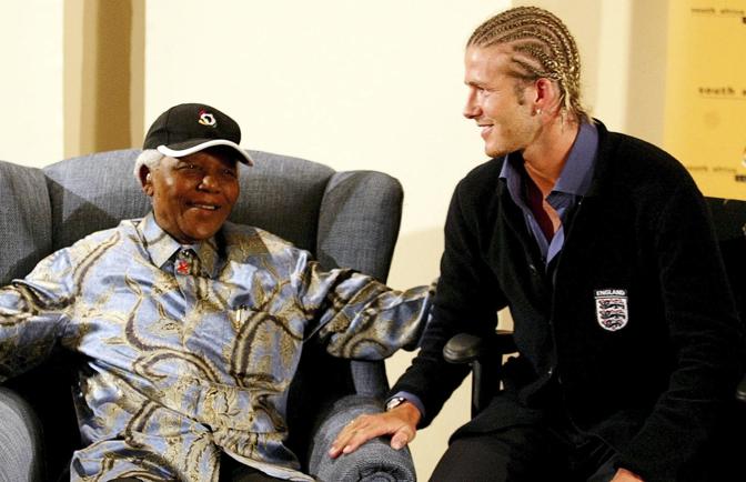 Maggio 2003. Con l'allora capitano dell'Inghilterra David Beckham. Reuters